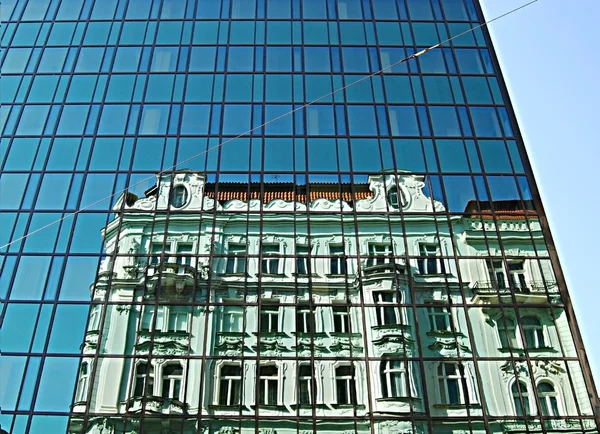 Korszerű épület falán — Stock Fotó