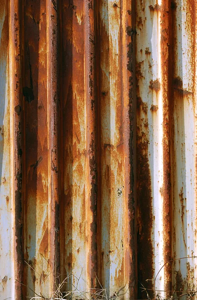 Parete di ferro arrugginito ondulato — Foto Stock