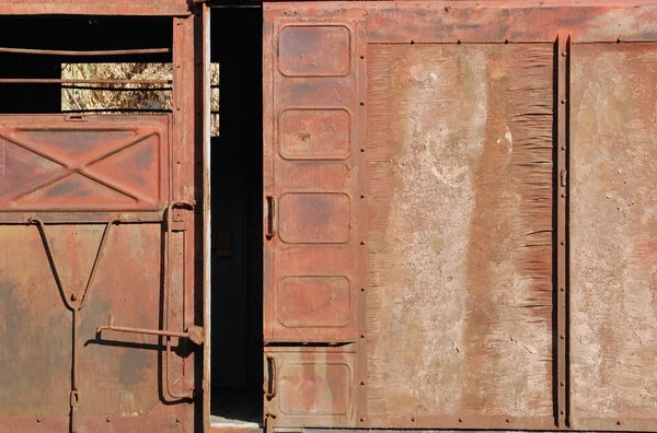 Kapsanan ürünler vagon, sürgülü kapı — Stok fotoğraf