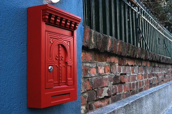 Postbox på tegelvägg — Stockfoto