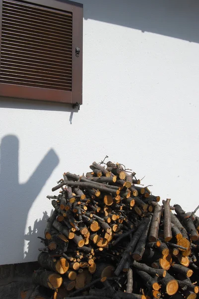 窓シャッター、山盛りの薪 — ストック写真