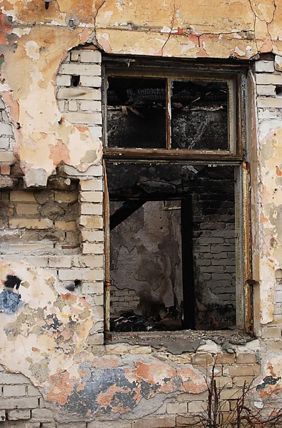 Spalony stary dom okna — Zdjęcie stockowe