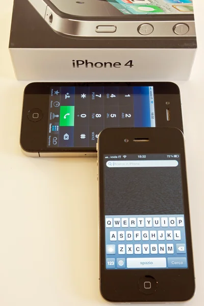 アップルの Iphone 4 の携帯電話のペア — ストック写真