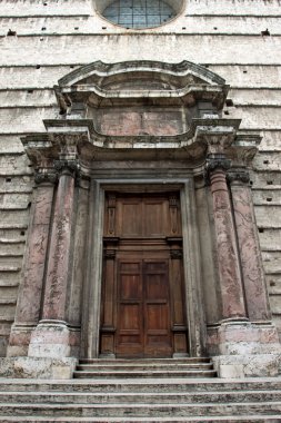 Perugia Merkezi tarihi bir saraya giriş kapısı
