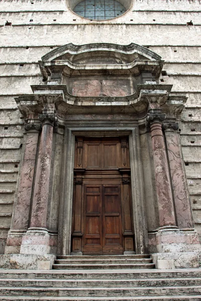 Vstupní dveře na historickém paláci v centru Perugie — Stock fotografie