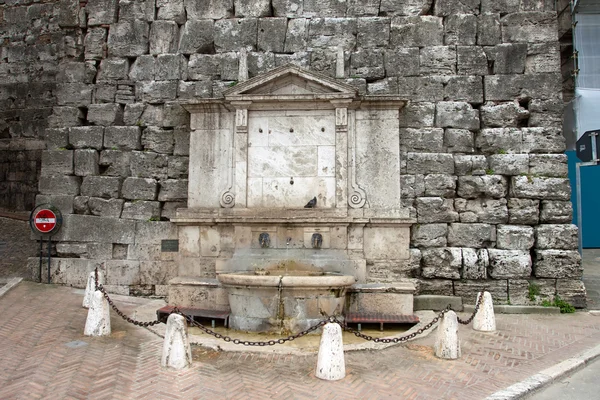 Vue d'une fontaine près de la ville de Pérouse — Photo