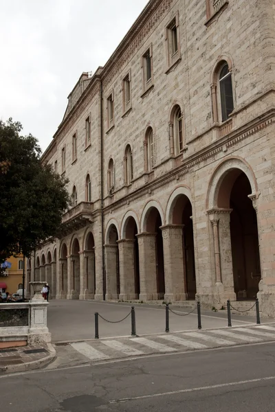 Porta de entrada para um palácio histórico no centro de Perugia — Fotografia de Stock