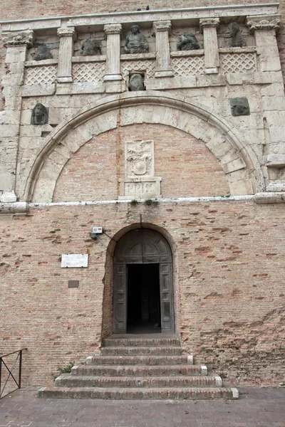 Portal de las Artes del Palazzo dei Priori en Perugia Imagen de stock