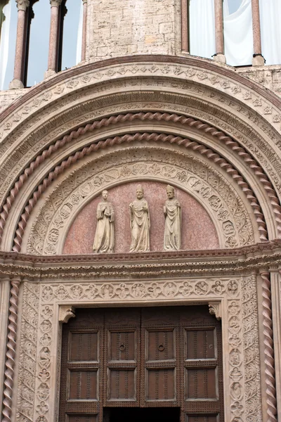 Drzwi wejściowe do zabytkowego pałacu w centrum Perugii — Zdjęcie stockowe