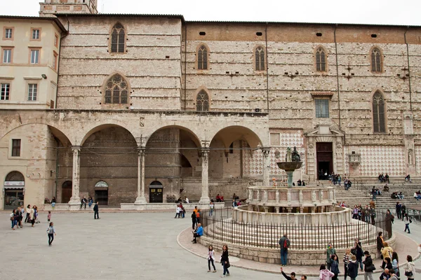 Fuentes famosas en la plaza en el centro de Perugia, Italia — Foto de Stock