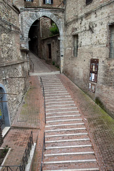 Vicolo nel centro storico di Perugia — Foto Stock