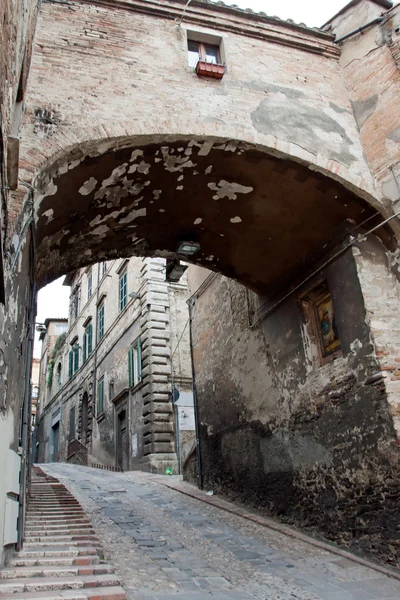 Vicolo nel centro storico di Perugia — Foto Stock