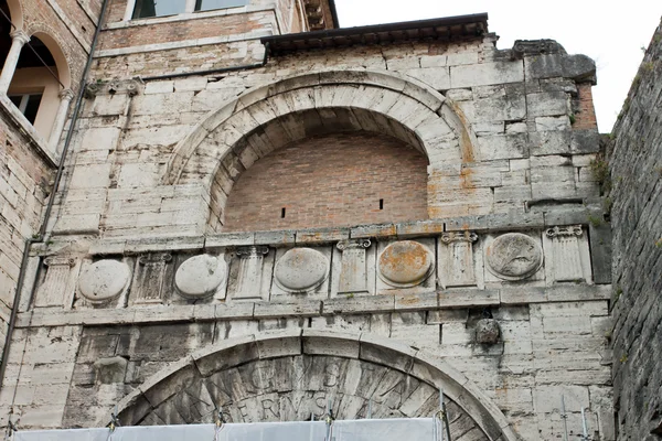 Etruskiska arch i perugia historiska centrum — Stockfoto