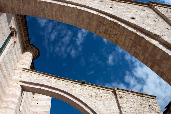 Arcos laterais da igreja em Assis — Fotografia de Stock