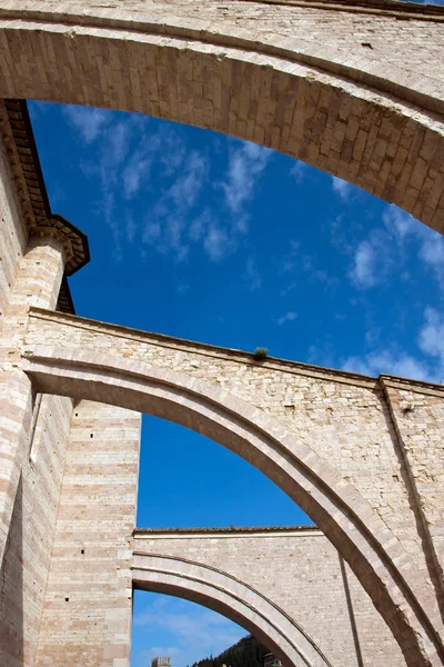 Lateral arches of the church in Assisi — Stock Photo, Image