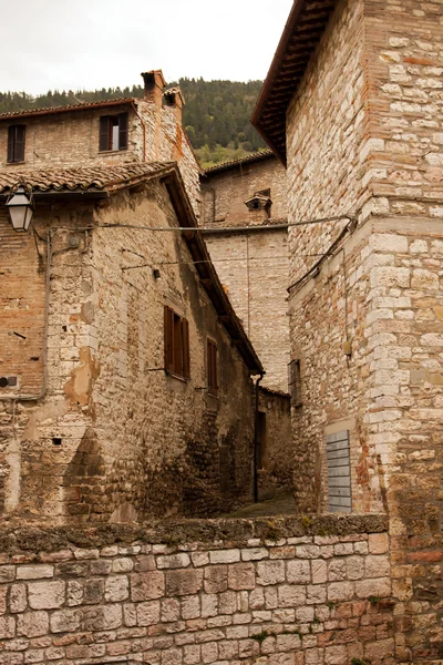 Steegje in het historische centrum van gubbio — Stockfoto