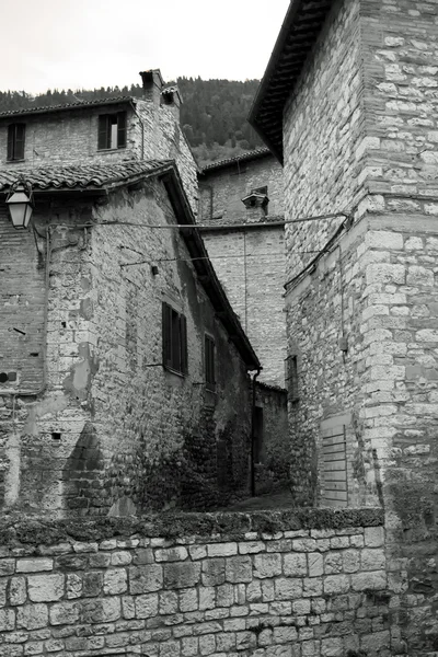 Gasse im historischen Zentrum von Gubbio — Stockfoto