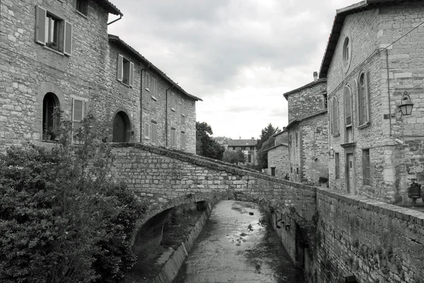 River in the historic center of Gubbio — Stock Photo, Image