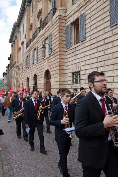 Banda toca no centro histórico de Gubbio — Fotografia de Stock