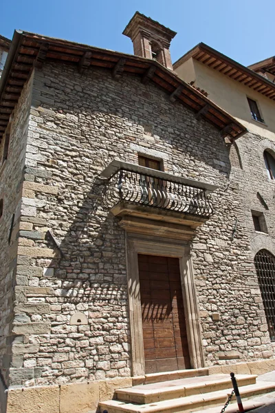 Casa típica de la histórica ciudad de Gubbio — Foto de Stock