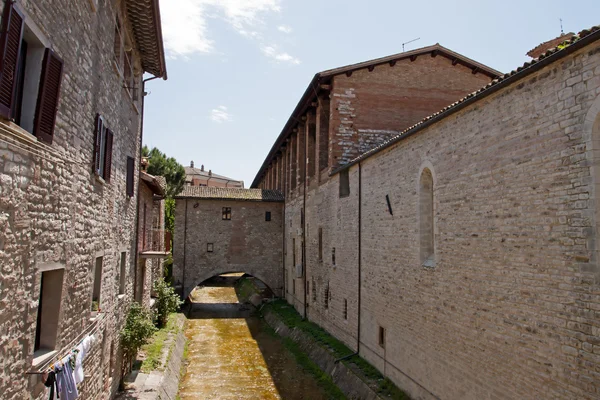 Allée dans le centre historique de Gubbio — Photo