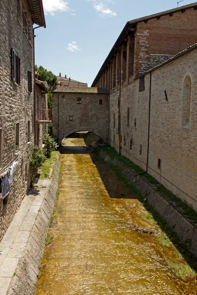 Alley in the historic center of Gubbio — Stock Photo, Image
