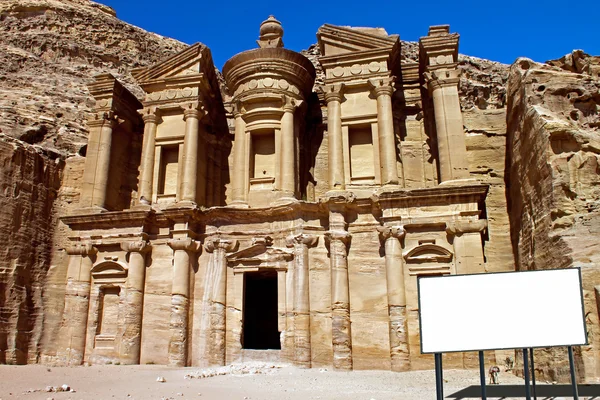 Billboard in het klooster in petra Jordanië — Stockfoto