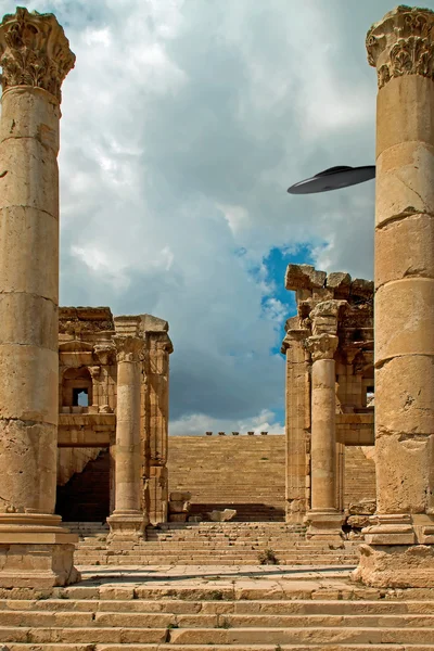 Columnas de las ruinas de Jerash, Jordania con un avistamiento OVNI — Foto de Stock