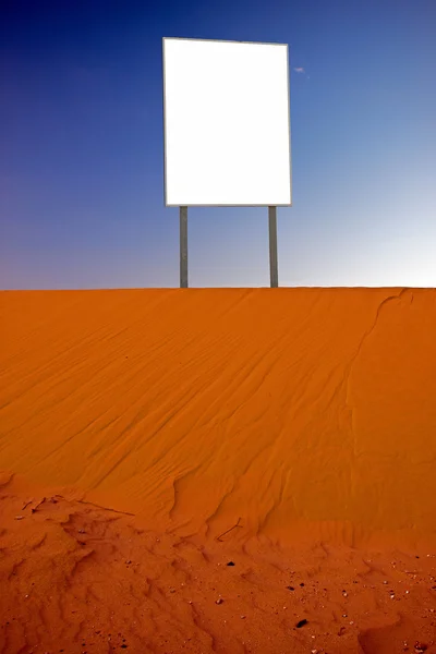 Billboard in de woestijn — Stockfoto