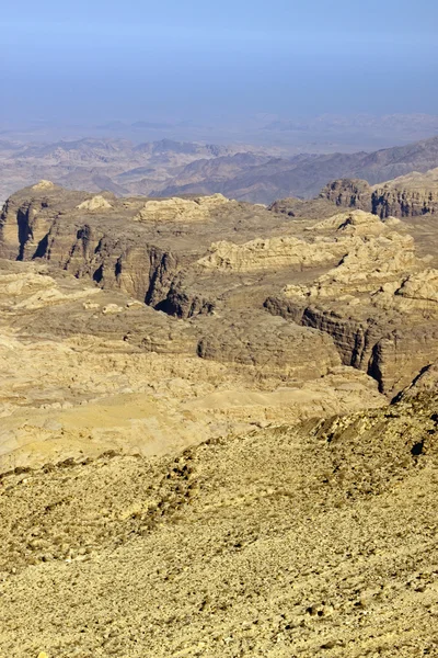 Rotsachtige woestijn van zuidelijke Jordanië in Azië — Stockfoto
