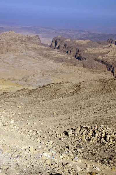 在亚洲约旦南部的岩石沙漠 — 图库照片