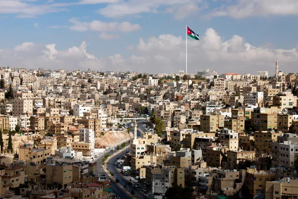 Vue de la ville d'Amman avec des drapeaux jordaniens — Photo