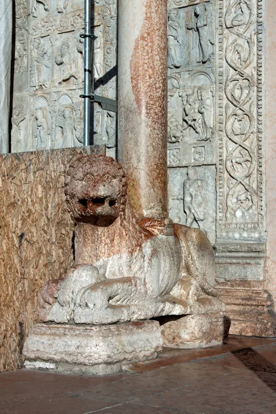 Estátua de leão em frente à Basílica de San Zeno Verona — Fotografia de Stock