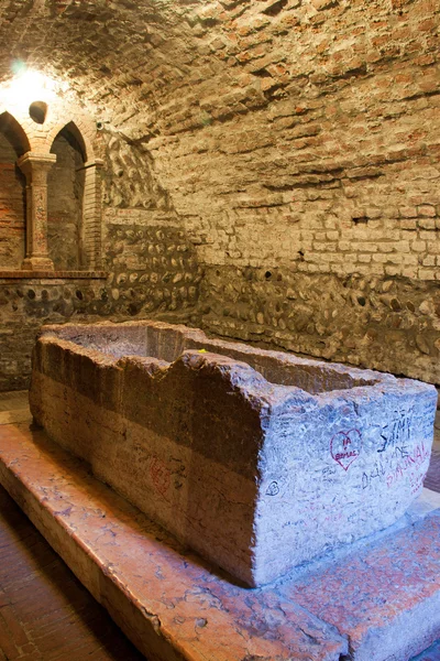 The Juliet's Tomb in Verona — Stock Photo, Image