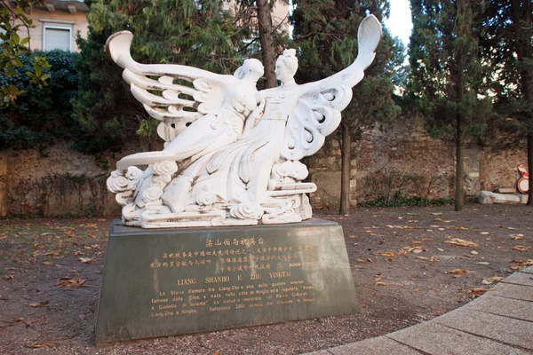 Romeo and Juliet Memorial Monument — Stock Photo, Image