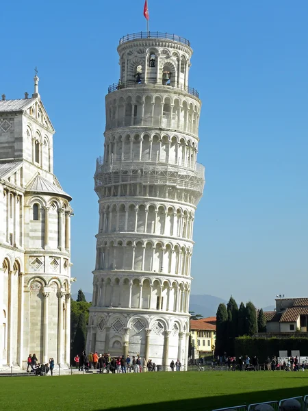 Blick auf den berühmten Turm von Pisa — Stockfoto