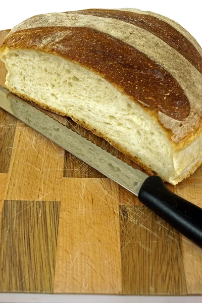 Доска для резки хлебом и ножом — стоковое фото