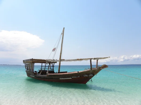 Barco anclado en la playa — Foto de Stock