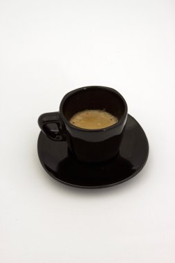 Bir fincan koyu kahve.