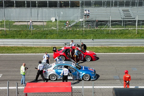 Carros e técnicos na grade no circuito de Monza — Fotografia de Stock