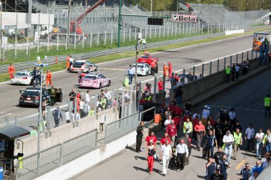 arabalar ve teknisyenler çizgilerini monza pistinde