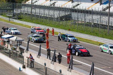 arabalar ve teknisyenler çizgilerini monza pistinde