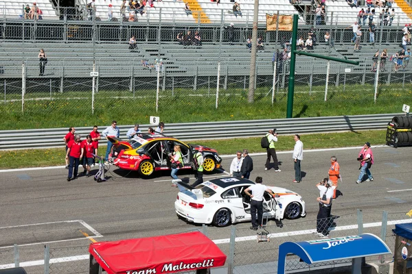 Autos und Techniker in der Startaufstellung auf dem Monza Circuit — Stockfoto
