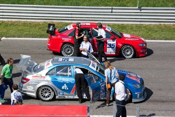 Autos y técnicos en la red del circuito de Monza — Foto de Stock
