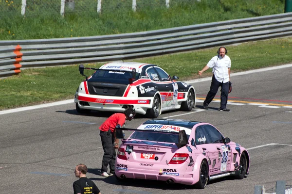 Voitures et techniciens sur la grille du circuit de Monza — Photo