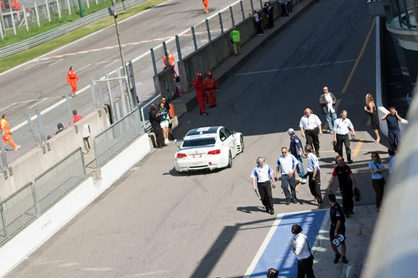 Monza mitingde çukur şeritte arabalar yarış — Stok fotoğraf