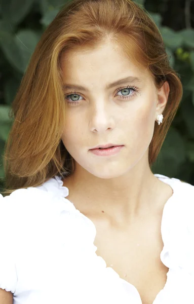 Portrét krásného ženského modelu s modrýma očima na pozadí — Stock fotografie