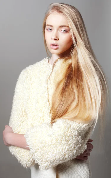 Mulher loira em casaco de moda com cabelo comprido — Fotografia de Stock