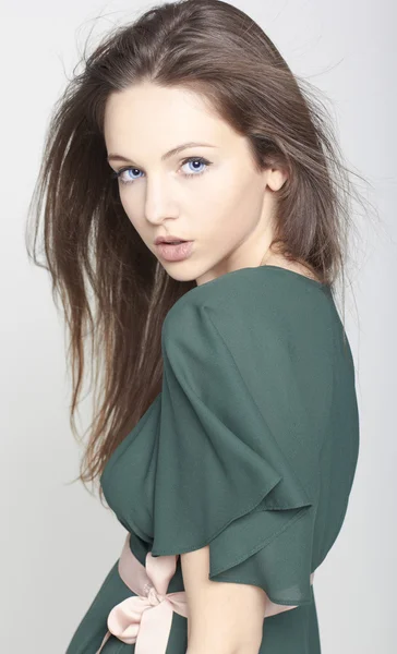 Porträtt av vackra kvinnliga modellen med blå ögon på bakgrund — Stockfoto