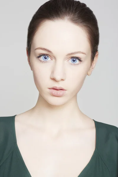 배경에 파란 눈을 가진 아름 다운 여성 모델의 초상화 — 스톡 사진